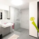 Stilvolles Neubau-apartment Mit Kueche, Netflix & Top-lage ヴュルゼレン